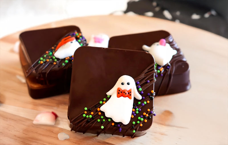 Ghost-shaped s'more cakes decorated for Halloween, a fun Halloween baking idea.