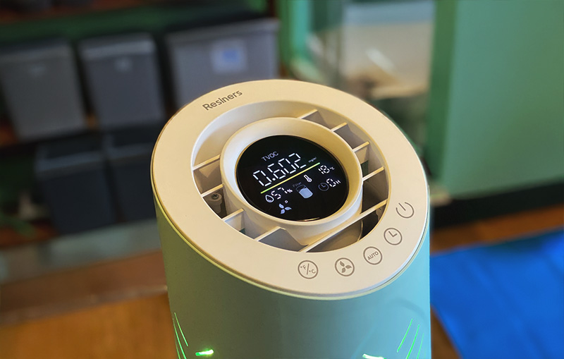 Resiners air purifier displaying TVOC levels and monitoring air quality.